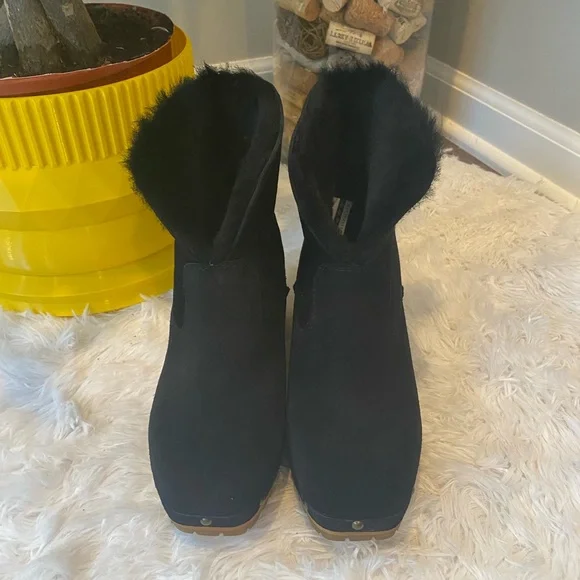 ✨Ugg (NWOT) Suede Boots Size 6✨ - Picture 2 of 6